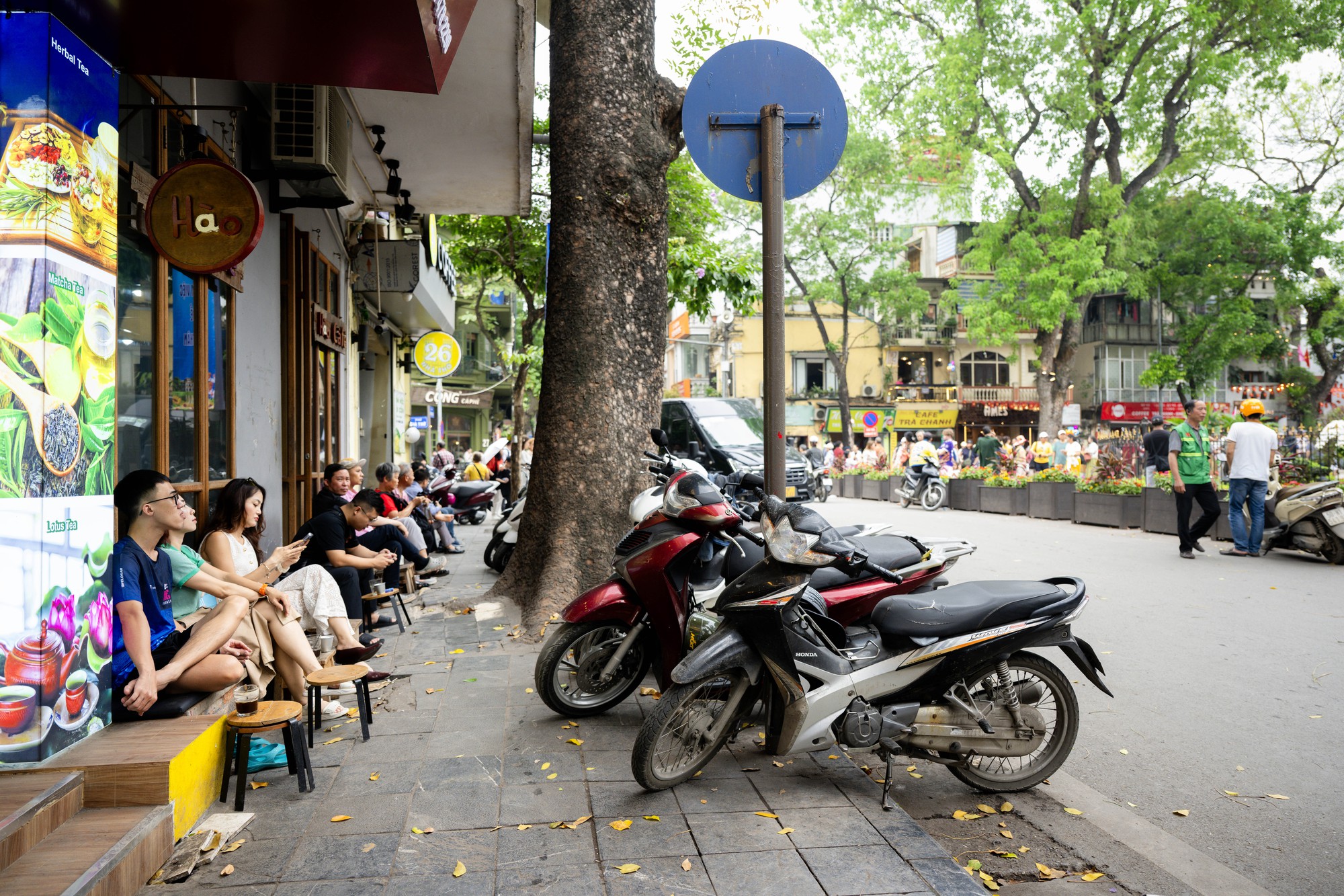 Diện mạo khác lạ của phố trà chanh Nhà thờ Lớn- Ảnh 3.