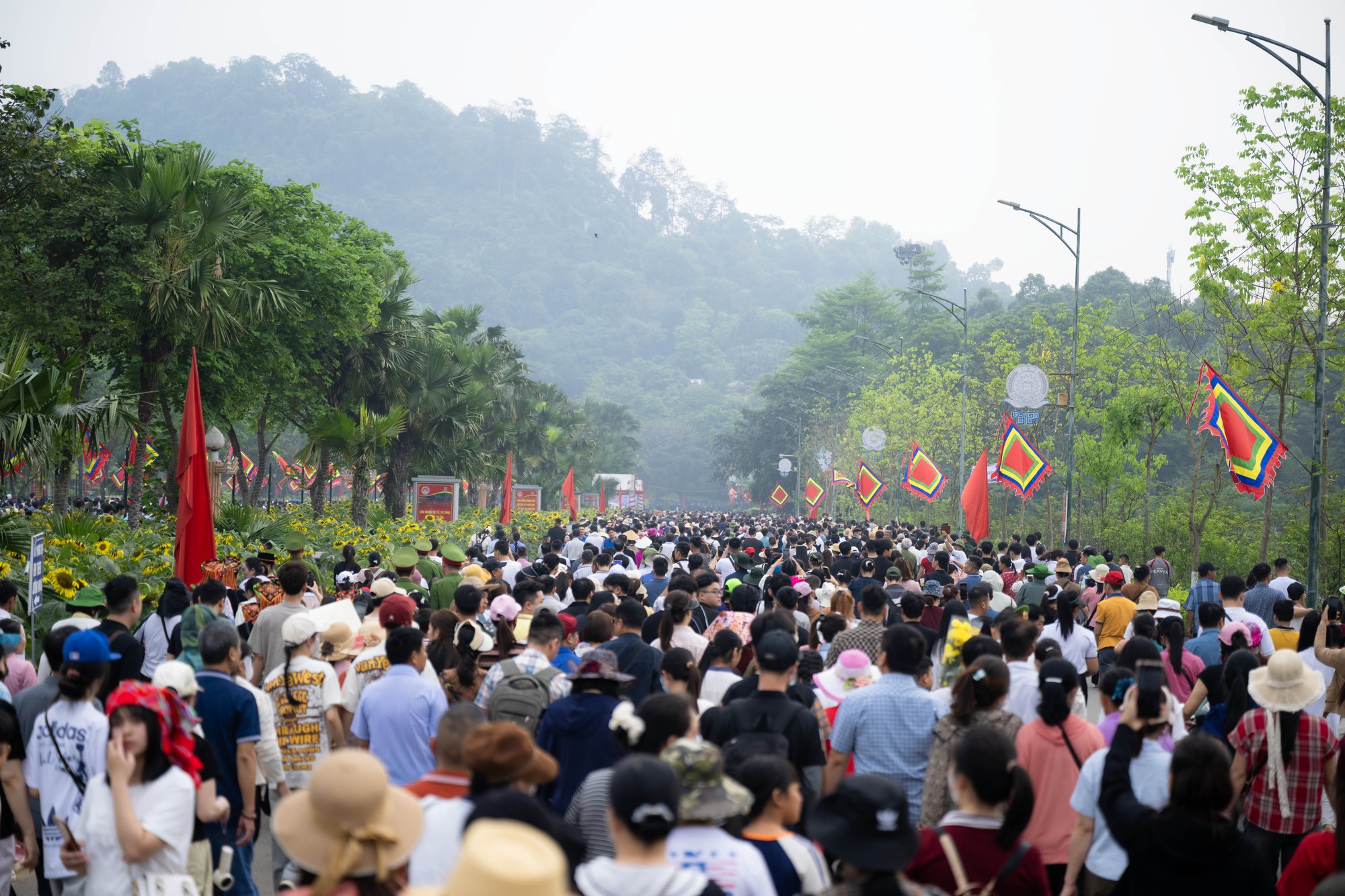 Biển người đổ về Đền Hùng trong ngày Giỗ Tổ Hùng Vương: Người dân đội lễ chen chân hành hương, ngất xỉu giữa dòng người đông đúc- Ảnh 3.
