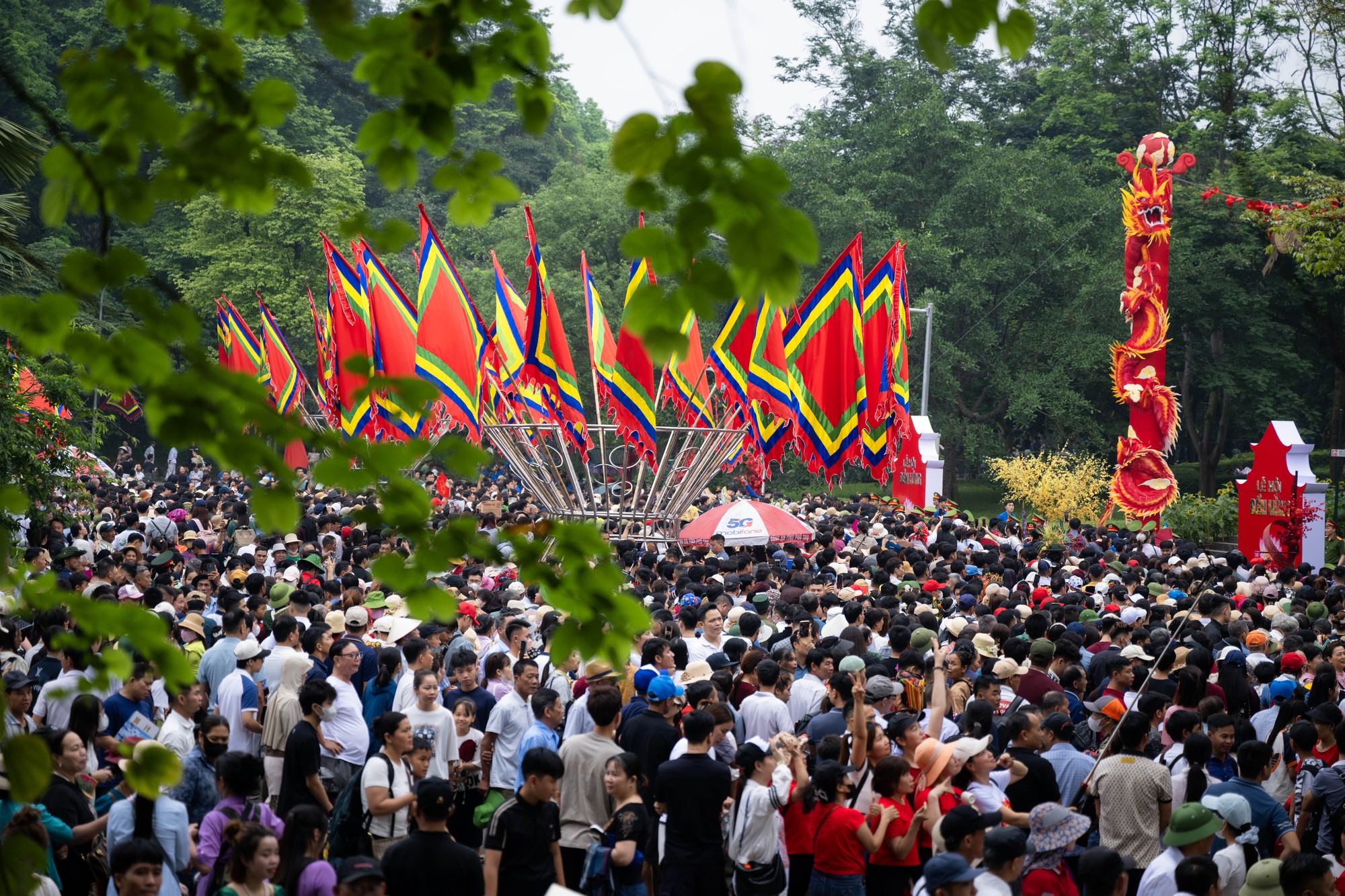 Biển người đổ về Đền Hùng trong ngày Giỗ Tổ Hùng Vương: Người dân đội lễ chen chân hành hương, ngất xỉu giữa dòng người đông đúc- Ảnh 5.