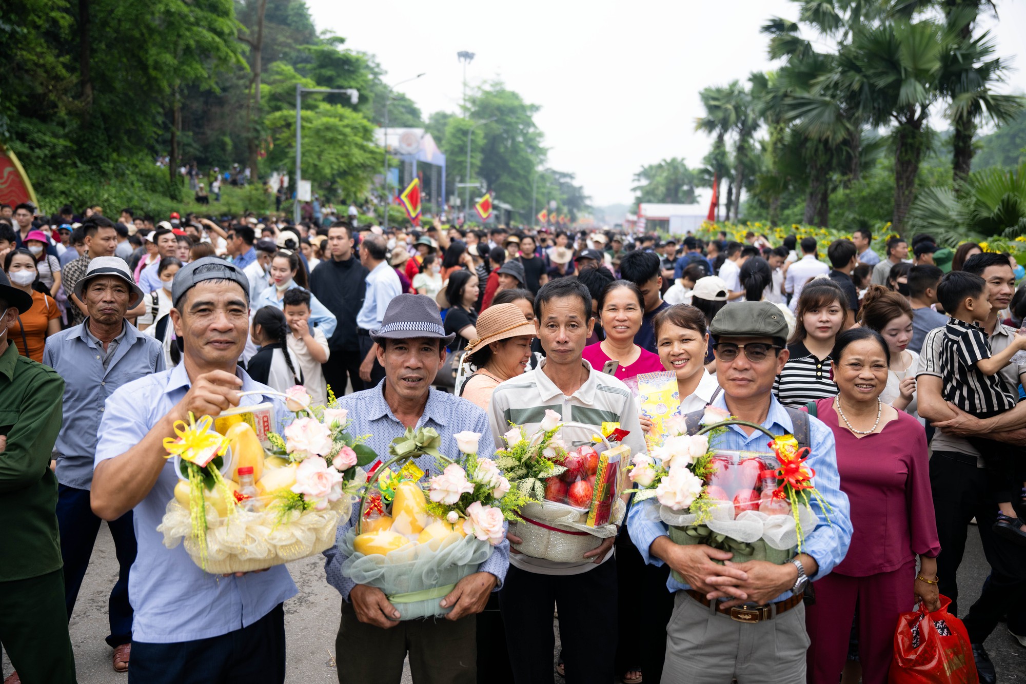 Biển người đổ về Đền Hùng trong ngày Giỗ Tổ Hùng Vương: Người dân đội lễ chen chân hành hương, ngất xỉu giữa dòng người đông đúc- Ảnh 6.