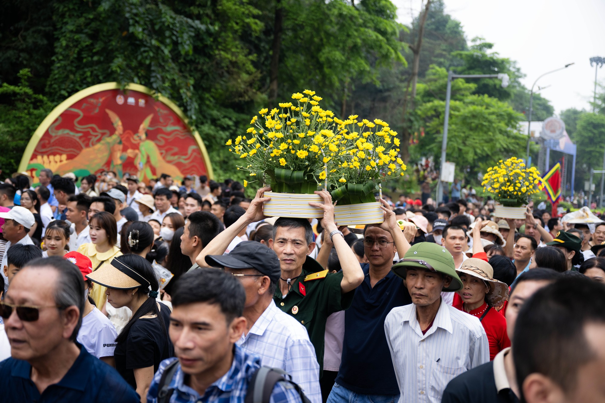 Biển người đổ về Đền Hùng trong ngày Giỗ Tổ Hùng Vương: Người dân đội lễ chen chân hành hương, ngất xỉu giữa dòng người đông đúc- Ảnh 7.