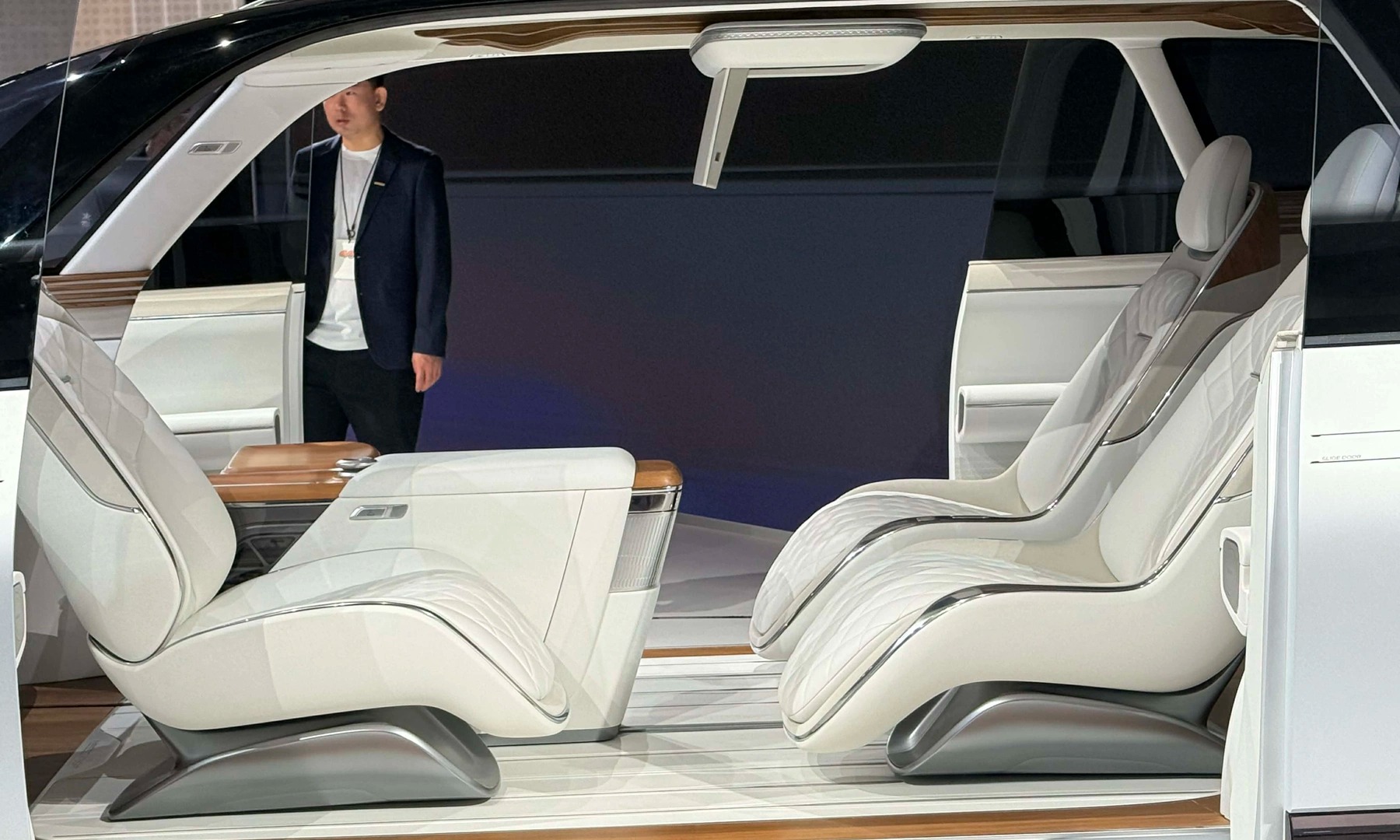 Một hãng ô tô 'nổi đình nổi đám' tại Việt Nam vừa giới thiệu mẫu xe chỉ có trong phim viễn tưởng: - Ảnh 4.