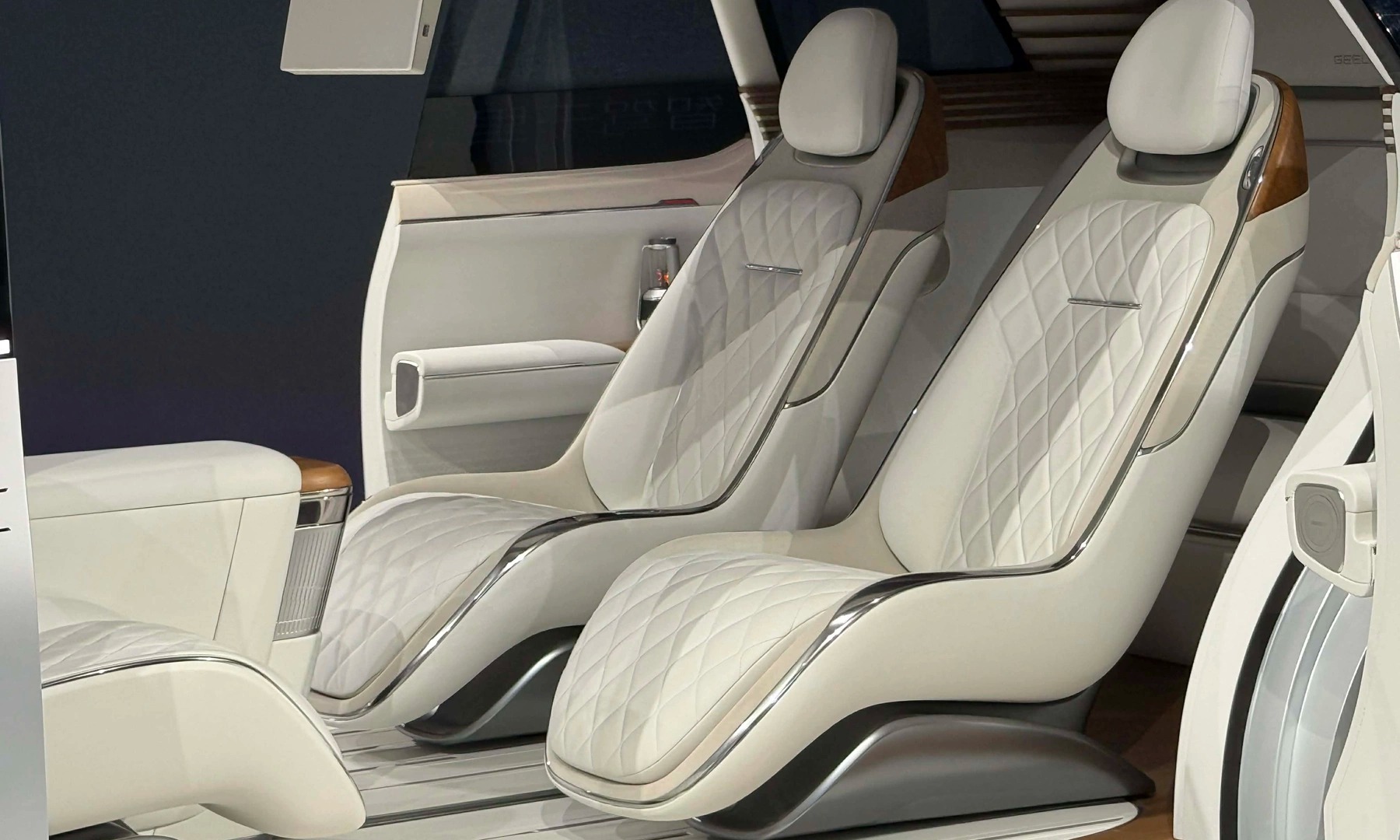 Một hãng ô tô 'nổi đình nổi đám' tại Việt Nam vừa giới thiệu mẫu xe chỉ có trong phim viễn tưởng: - Ảnh 5.