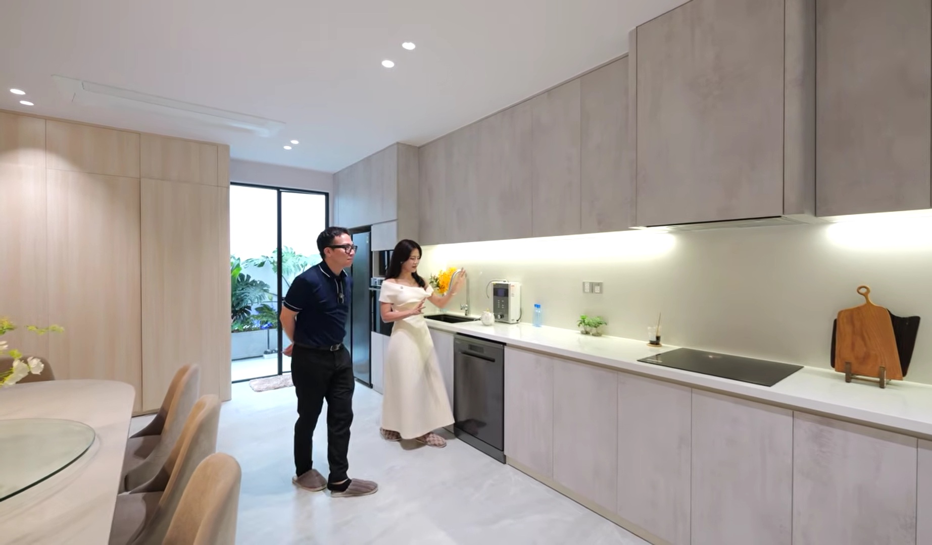 Nữ ca sĩ tậu nhà hàng chục tỷ TP.HCM, xây thang máy chỉ để tựa cho đẹp: "Con dâu ơi, đừng lo gì" - Ảnh 1.