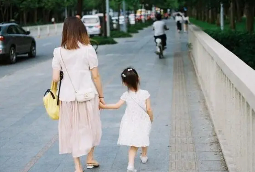 Già rồi tôi mới nhận ra: Đừng bao giờ thể hiện 4 hành vi này trước mặt con cái!- Ảnh 1.