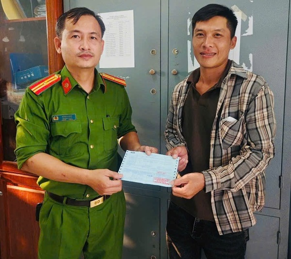 Công an kiểm tra giao dịch chuyển khoản 20 triệu đồng ở ngân hàng ACB của người đàn ông SN 1995 - Ảnh 1.