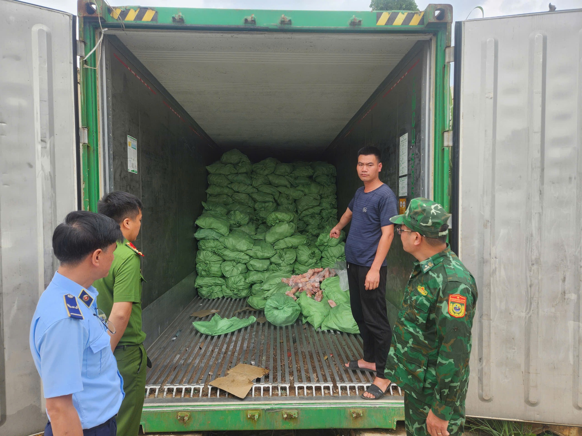 Kiểm tra bất ngờ loạt tiểu thương: Tịch thu hàng nghìn tấn sản phẩm sai phạm, có người bị phạt 125 triệu đồng - Ảnh 4.
