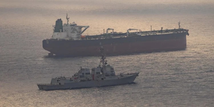 Hải quân Mỹ chặn tàu dầu “bóng tối” Iran, siết chặt phong tỏa năng lượng - Ảnh 2.