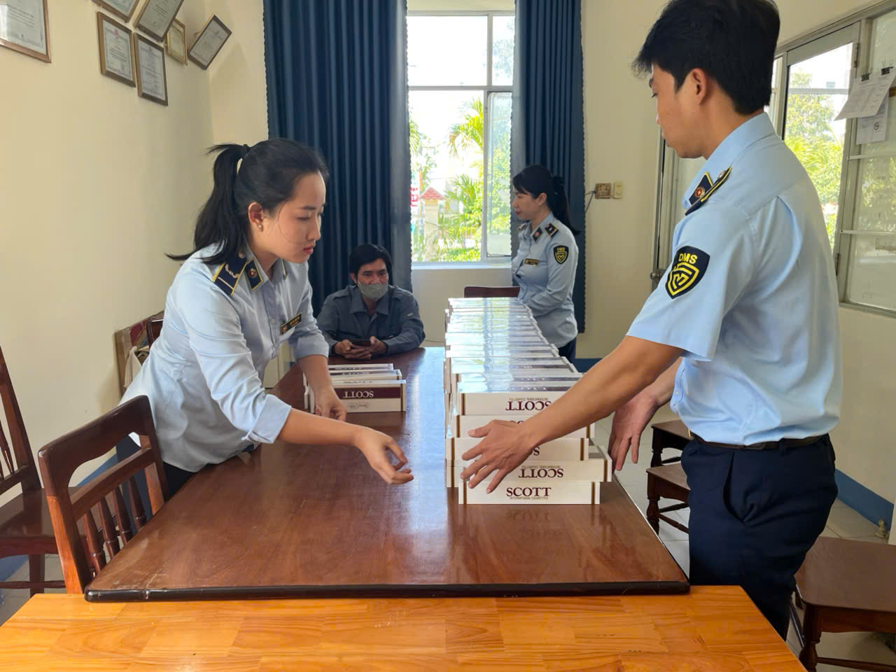 Kiểm tra bất ngờ loạt tiểu thương: Tịch thu hàng nghìn tấn sản phẩm sai phạm, có người bị phạt 125 triệu đồng - Ảnh 2.