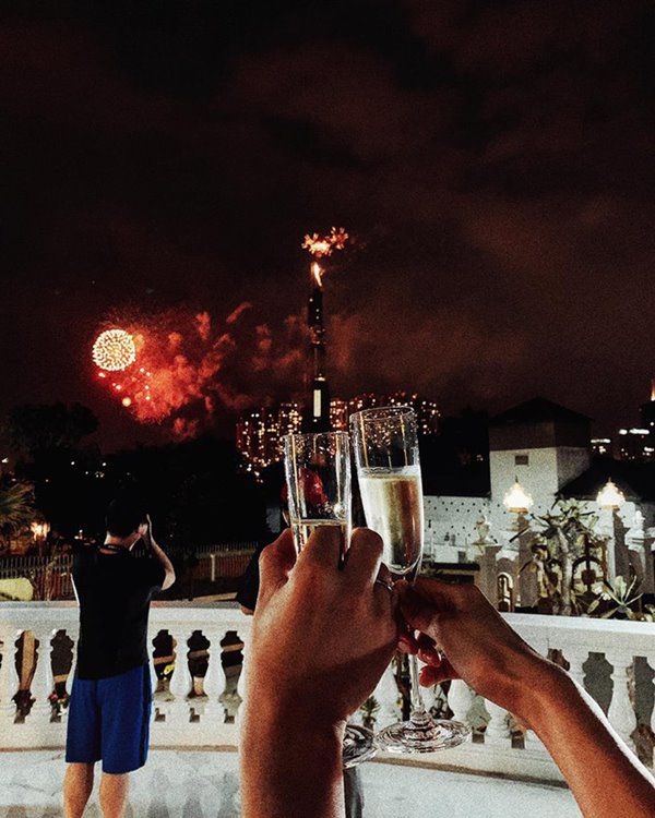 Mỹ nhân 26 tuổi cưới cháu trai gia tộc giàu bậc nhất Việt Nam: Sống trong dinh thự dát vàng, sân nhà đủ đỗ chục chiếc xe hơi- Ảnh 4.