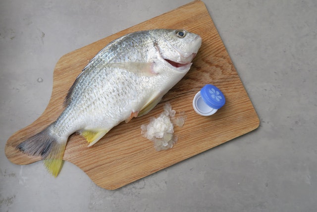 Mẹo đánh vảy cá: Không cần dao hay đồ bào, chỉ dùng 1 "phế liệu" nhỏ là đã sạch sẽ, không lo đứt tay, vảy cá không văng tung tóe- Ảnh 2.