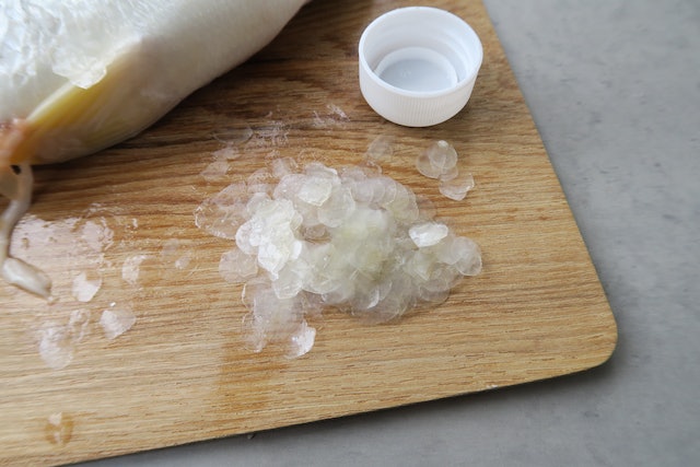 Mẹo đánh vảy cá: Không cần dao hay đồ bào, chỉ dùng 1 "phế liệu" nhỏ là đã sạch sẽ, không lo đứt tay, vảy cá không văng tung tóe- Ảnh 8.