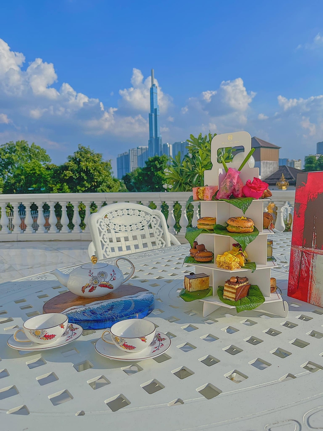 Mỹ nhân 26 tuổi cưới cháu trai gia tộc giàu bậc nhất Việt Nam: Sống trong dinh thự dát vàng, sân nhà đủ đỗ chục chiếc xe hơi- Ảnh 3.