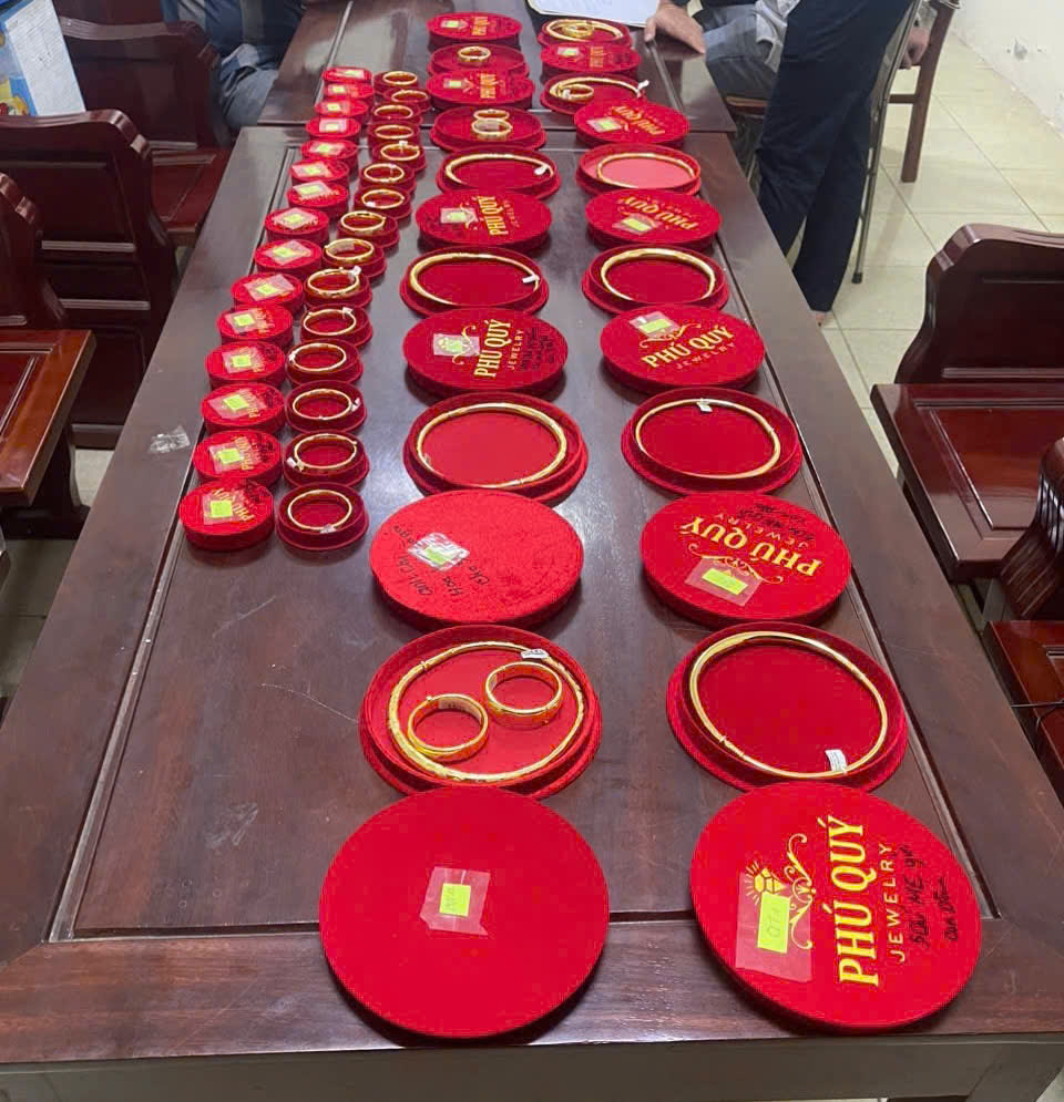 Người đàn ông SN 1994 bán, cầm cố 12 kiềng đeo cổ, 22 lắc tay vàng trong 2 tháng, thu về hơn 1,6 tỷ đồng: Công an khẩn trương điều tra - Ảnh 2.