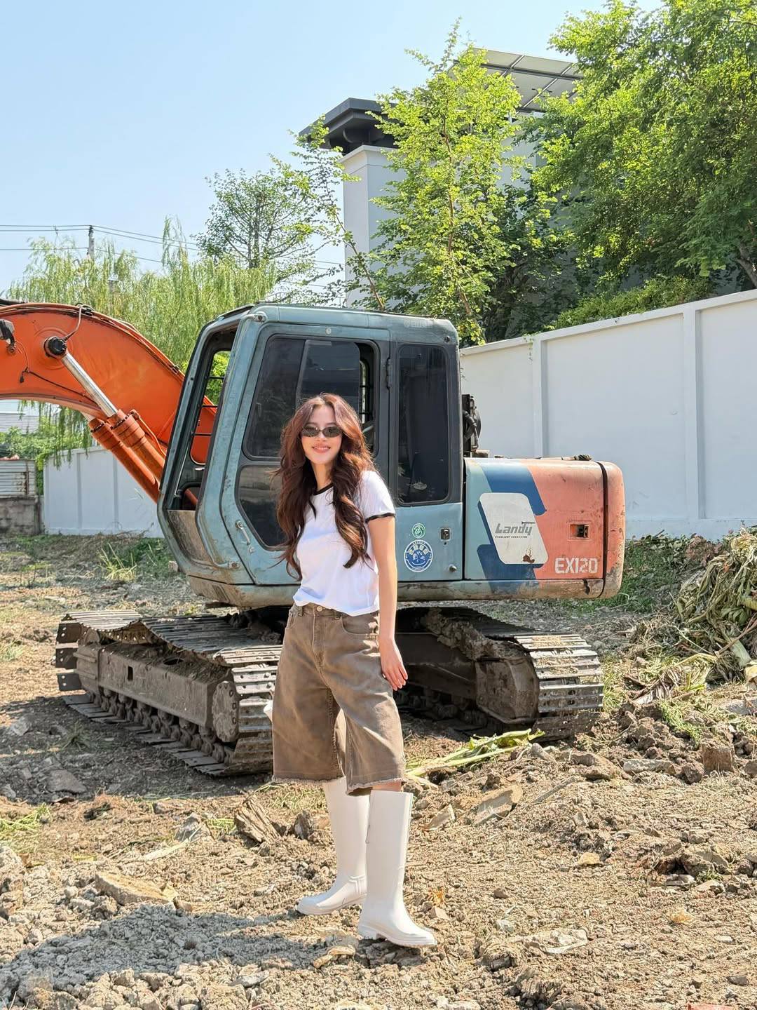 "Ngọc nữ showbiz" nhan sắc như tượng tạc: 34 tuổi vẫn mặc đẹp, sành điệu ngang gái trẻ- Ảnh 4.