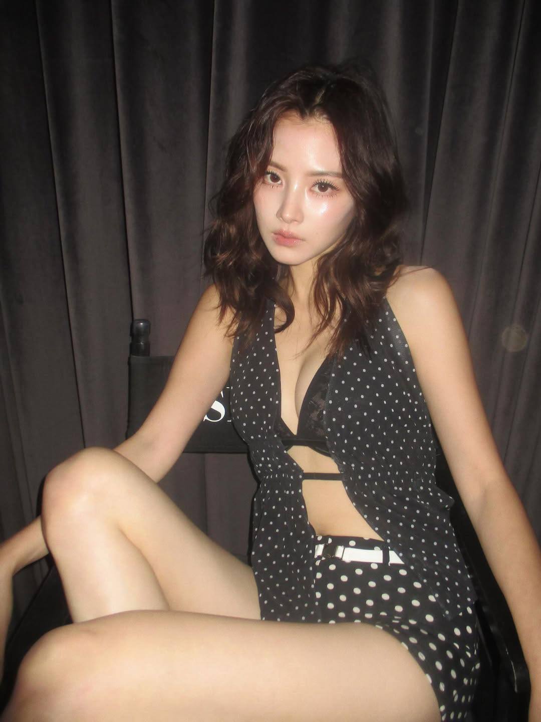 "Ngọc nữ showbiz" nhan sắc như tượng tạc: 34 tuổi vẫn mặc đẹp, sành điệu ngang gái trẻ- Ảnh 3.