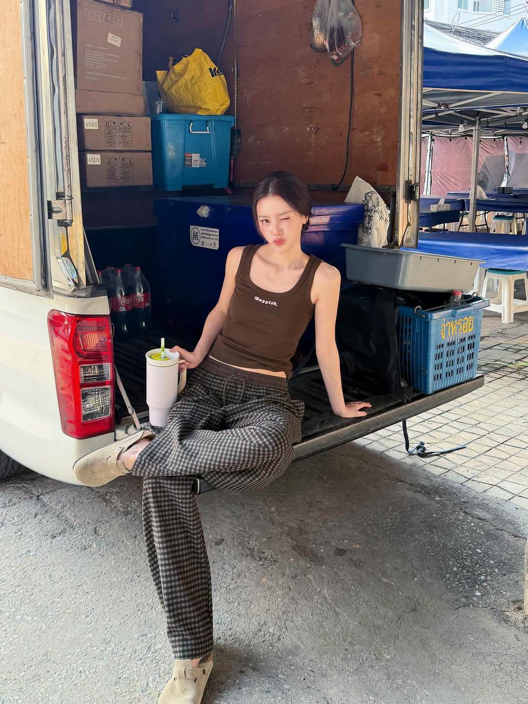 "Ngọc nữ showbiz" nhan sắc như tượng tạc: 34 tuổi vẫn mặc đẹp, sành điệu ngang gái trẻ- Ảnh 1.