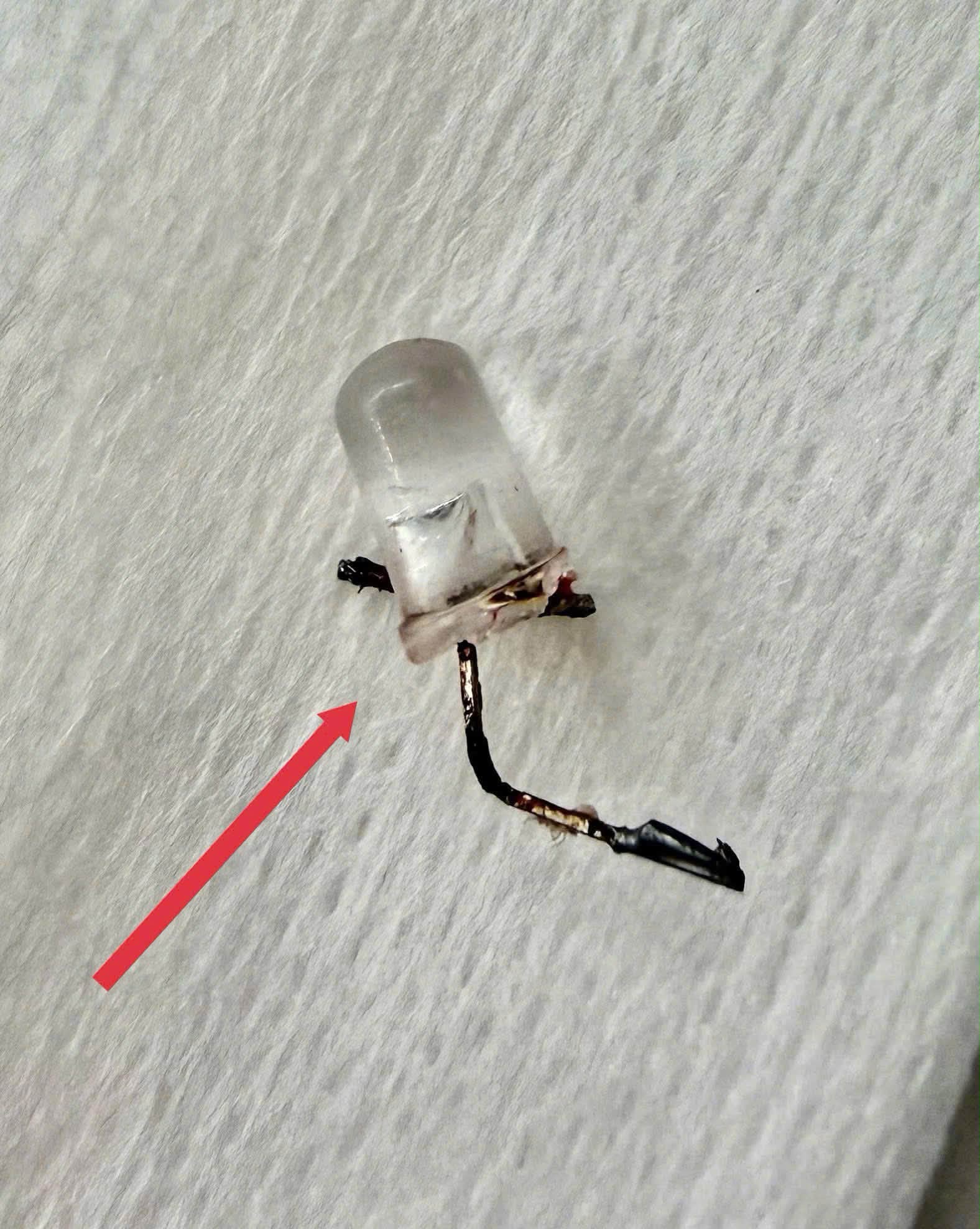 Bác sĩ thót tim gắp đèn led nằm trong phế quản bé 9 tháng tuổi - Ảnh 2.