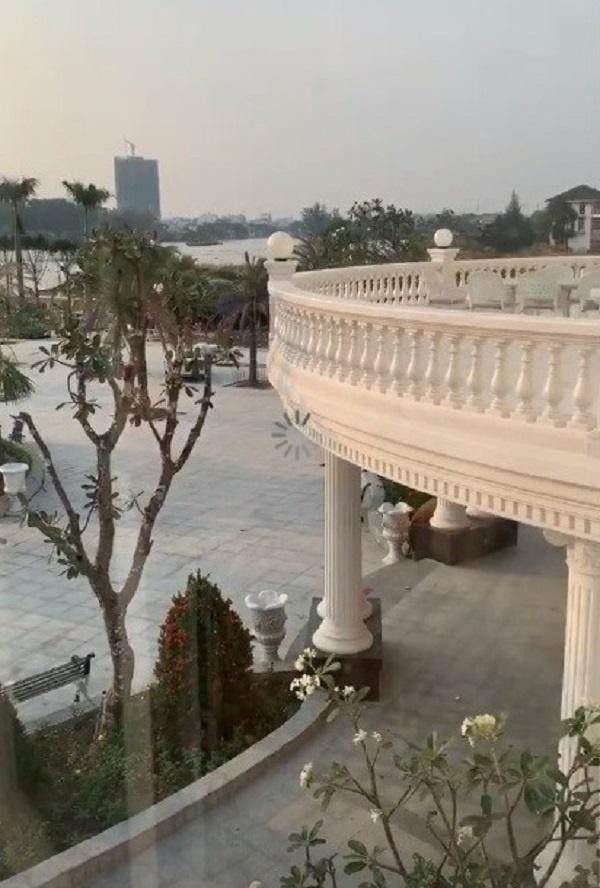 Mỹ nhân 26 tuổi cưới cháu trai gia tộc giàu bậc nhất Việt Nam: Sống trong dinh thự dát vàng, sân nhà đủ đỗ chục chiếc xe hơi- Ảnh 2.