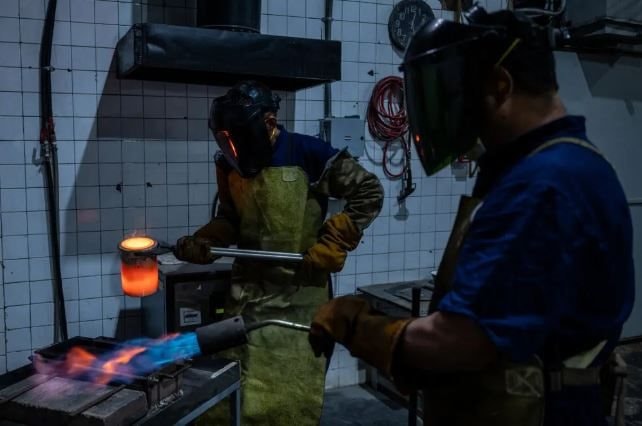 Bê bối chấn động ngành vàng tại Mỹ: 'Phù phép' vàng ngoại bất hợp pháp thành vàng nội, góc khuất ít ai biết tại các xưởng đúc được vén màn- Ảnh 2.