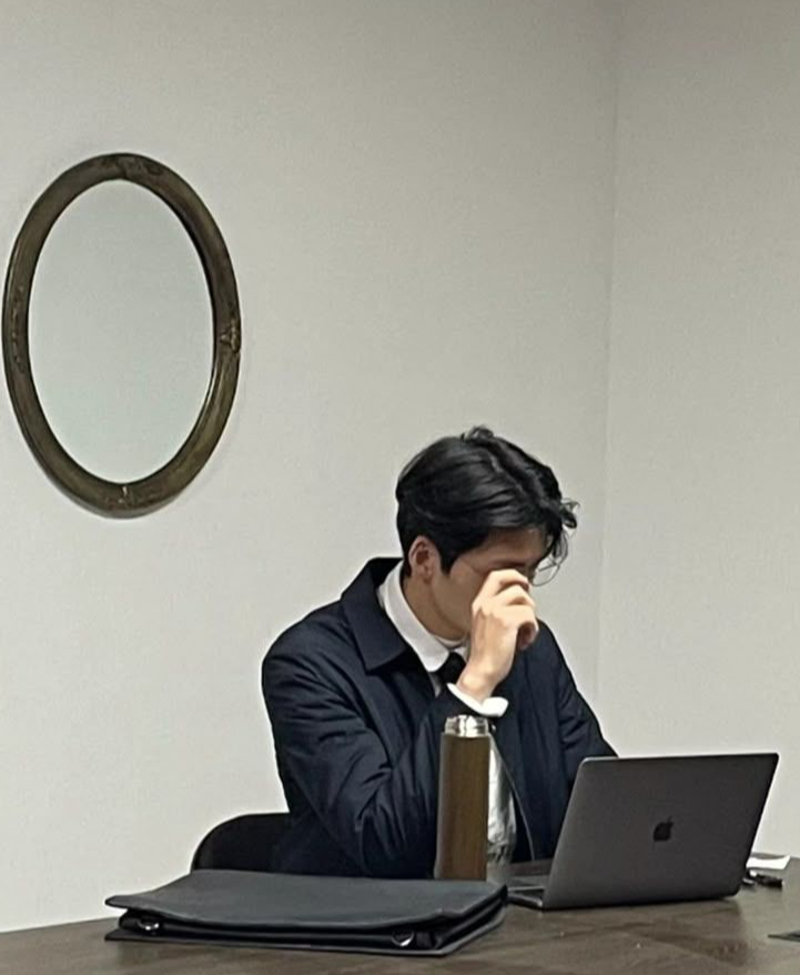 AI quá được việc, đồng nghiệp thì luôn sẵn sàng “tăng ca”: Người về sớm sẽ là người thất nghiệp?- Ảnh 1.