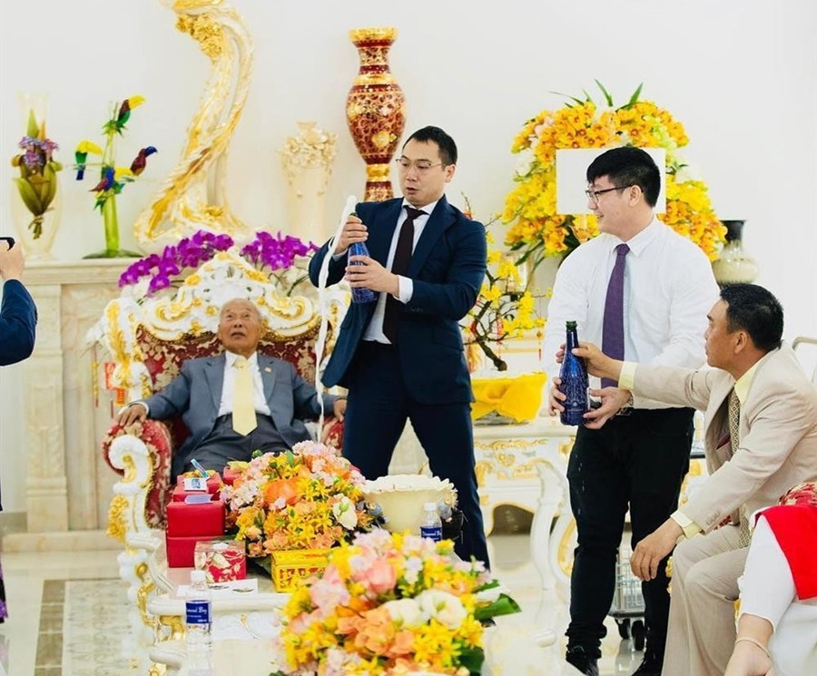 Mỹ nhân 26 tuổi cưới cháu trai gia tộc giàu bậc nhất Việt Nam: Sống trong dinh thự dát vàng, sân nhà đủ đỗ chục chiếc xe hơi- Ảnh 6.