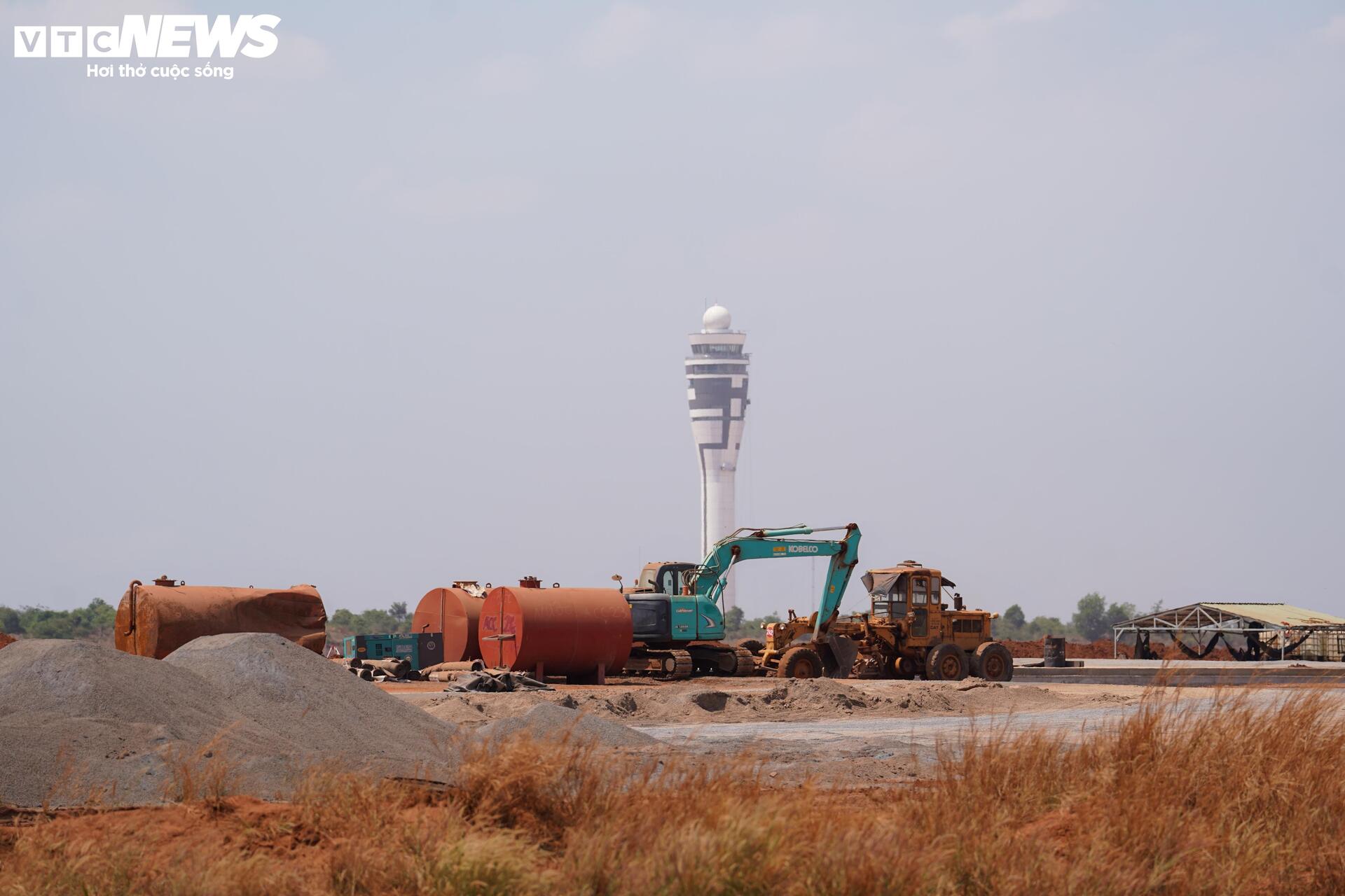 Cận cảnh sân bay Long Thành ngổn ngang, công nhân thưa thớt- Ảnh 10.