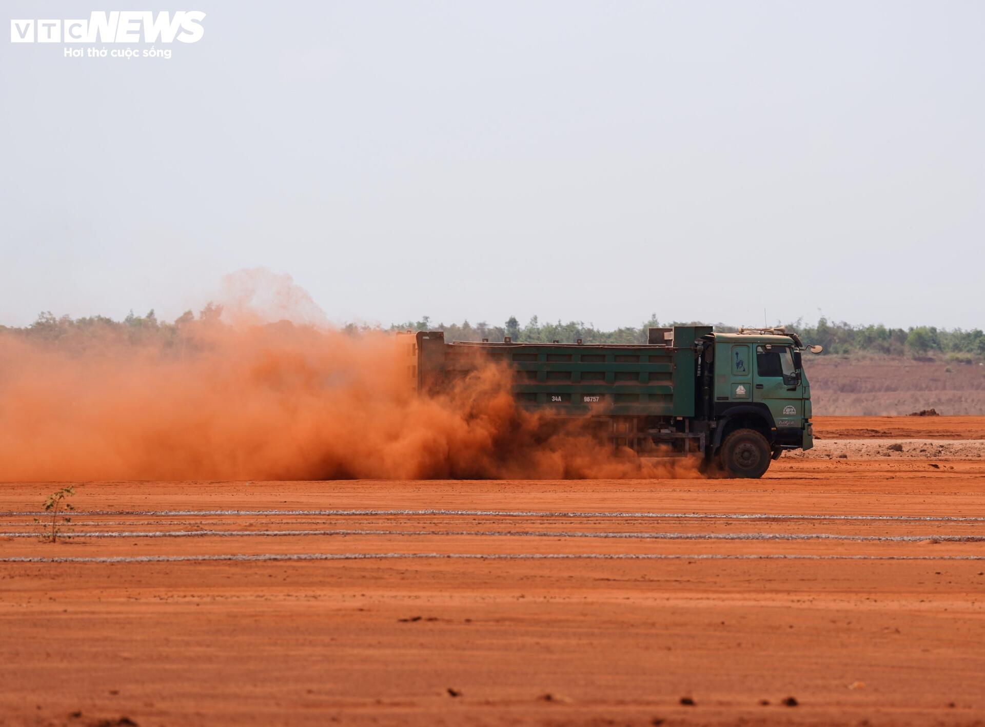 Cận cảnh sân bay Long Thành ngổn ngang, công nhân thưa thớt- Ảnh 4.
