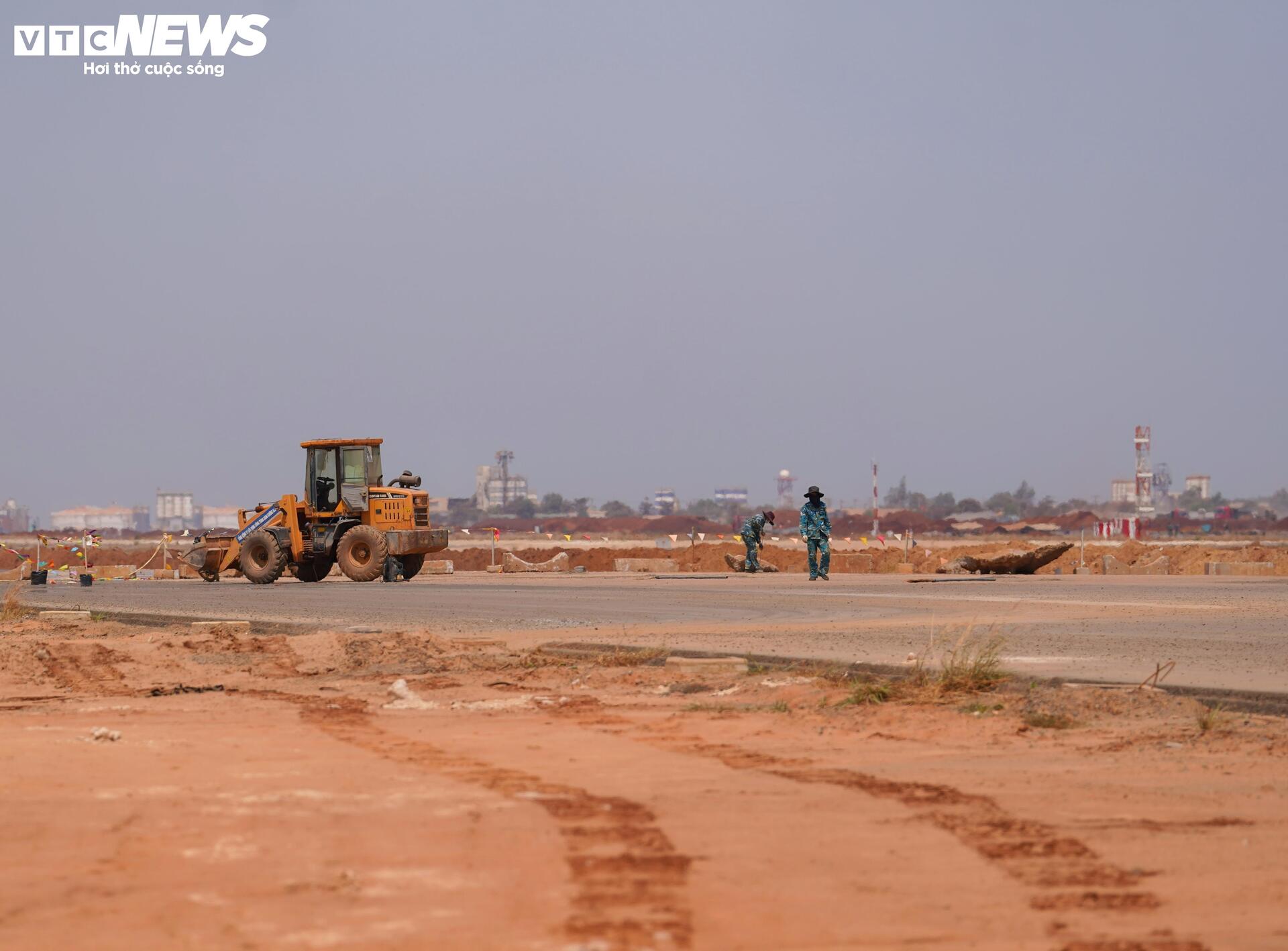 Cận cảnh sân bay Long Thành ngổn ngang, công nhân thưa thớt- Ảnh 3.