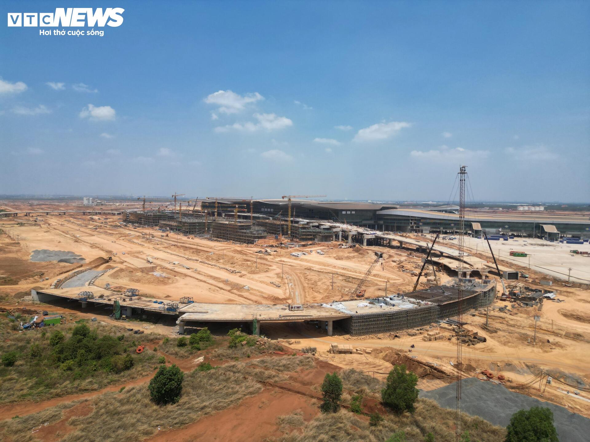 Cận cảnh sân bay Long Thành ngổn ngang, công nhân thưa thớt- Ảnh 2.