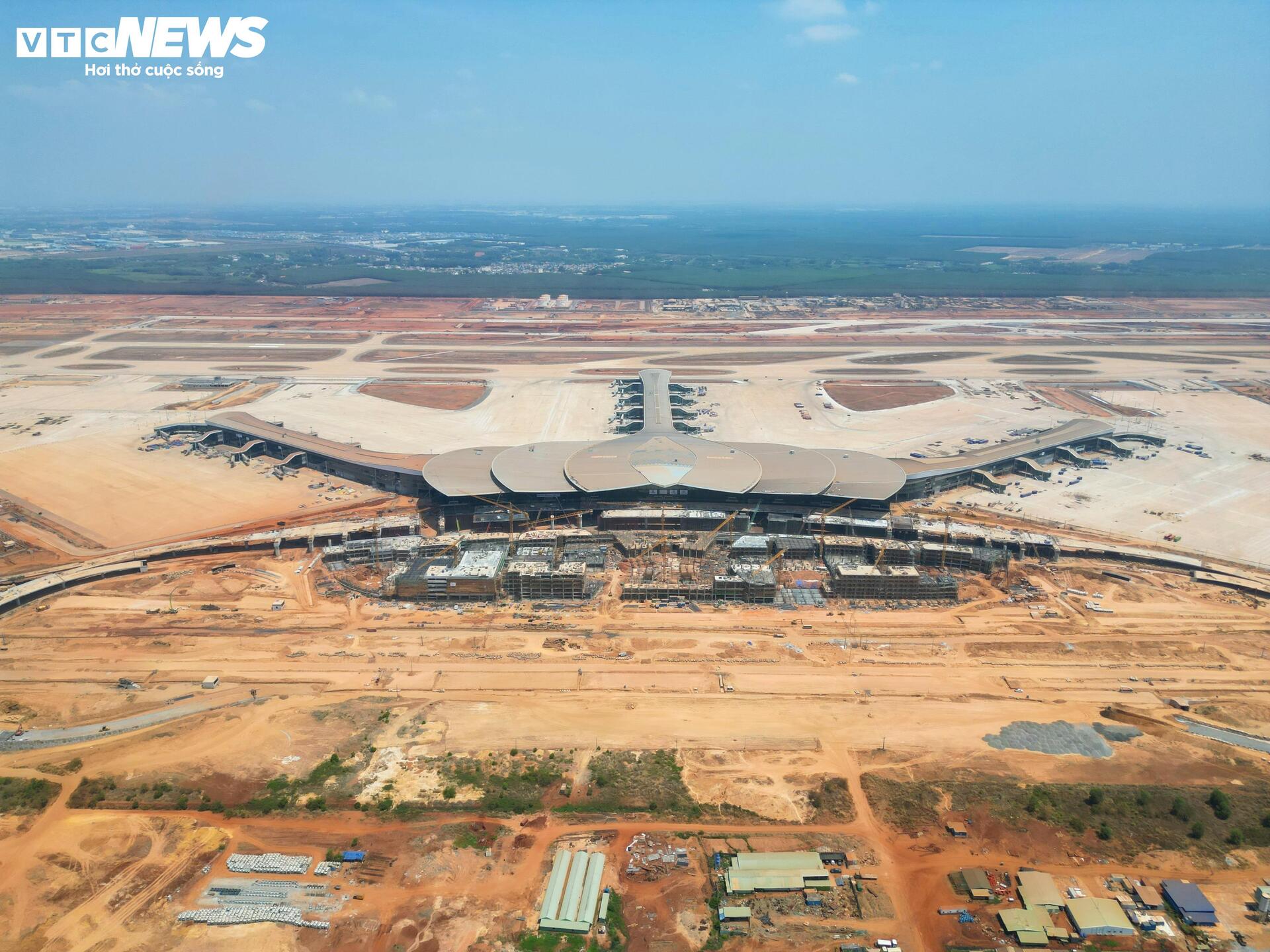 Cận cảnh sân bay Long Thành ngổn ngang, công nhân thưa thớt- Ảnh 1.