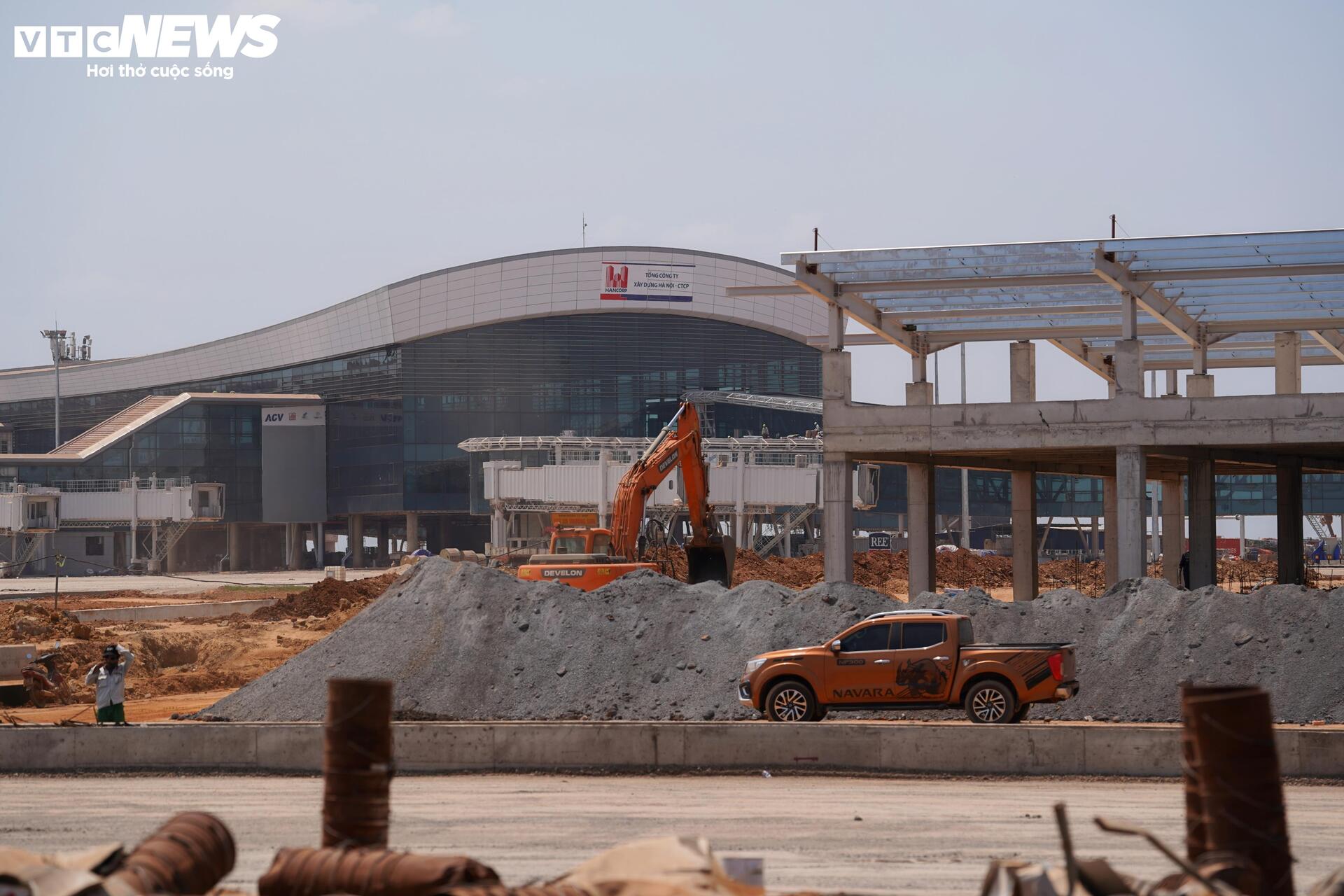 Cận cảnh sân bay Long Thành ngổn ngang, công nhân thưa thớt- Ảnh 6.