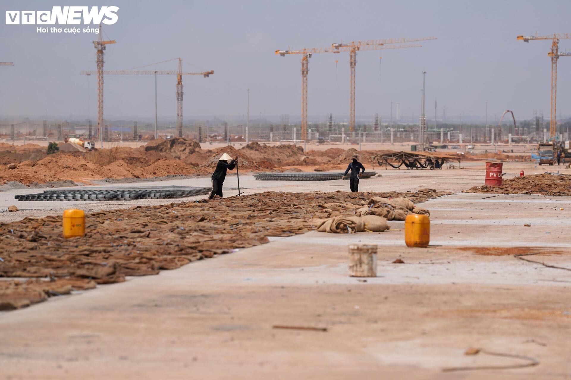 Cận cảnh sân bay Long Thành ngổn ngang, công nhân thưa thớt- Ảnh 13.