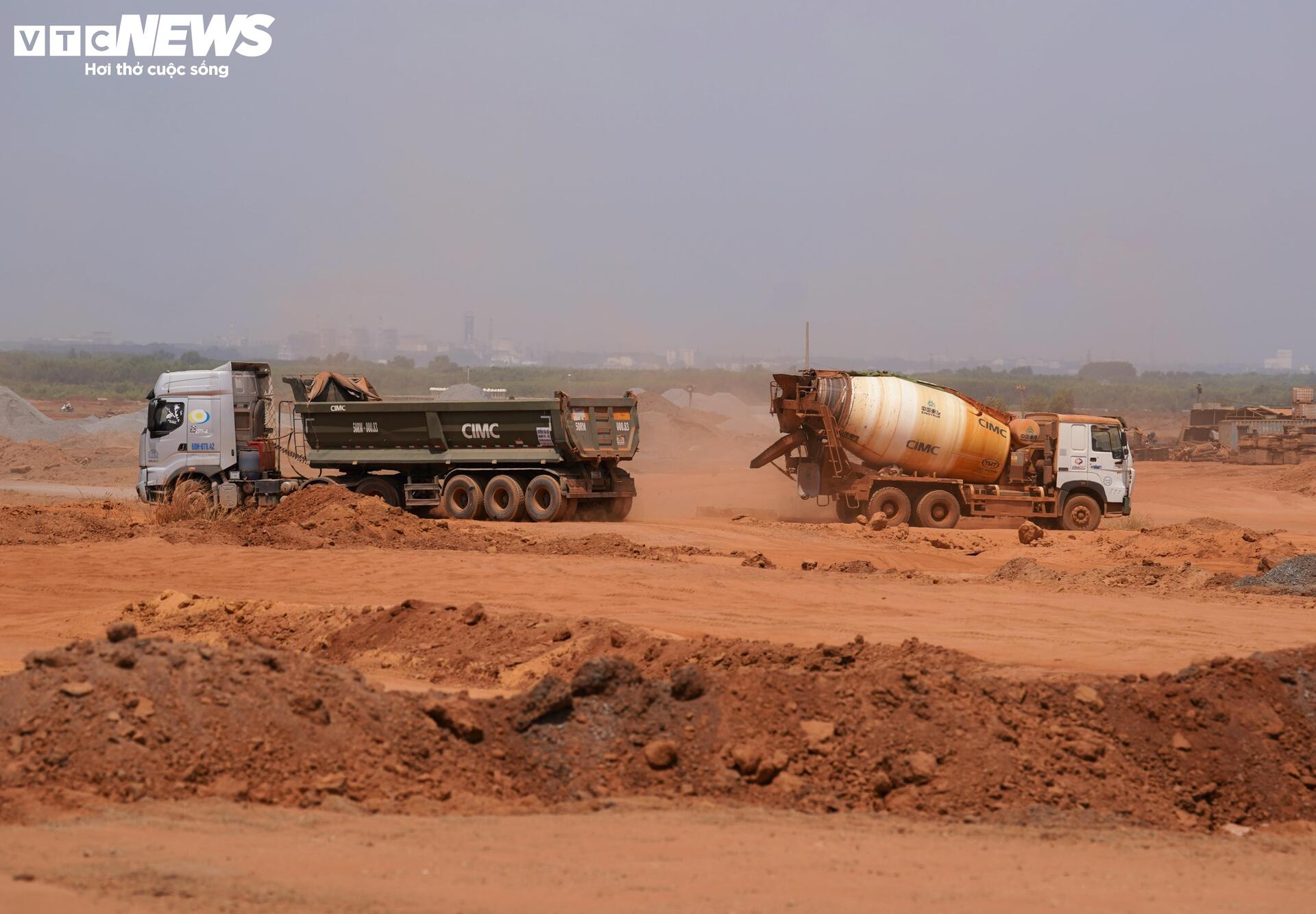 Cận cảnh sân bay Long Thành ngổn ngang, công nhân thưa thớt- Ảnh 7.