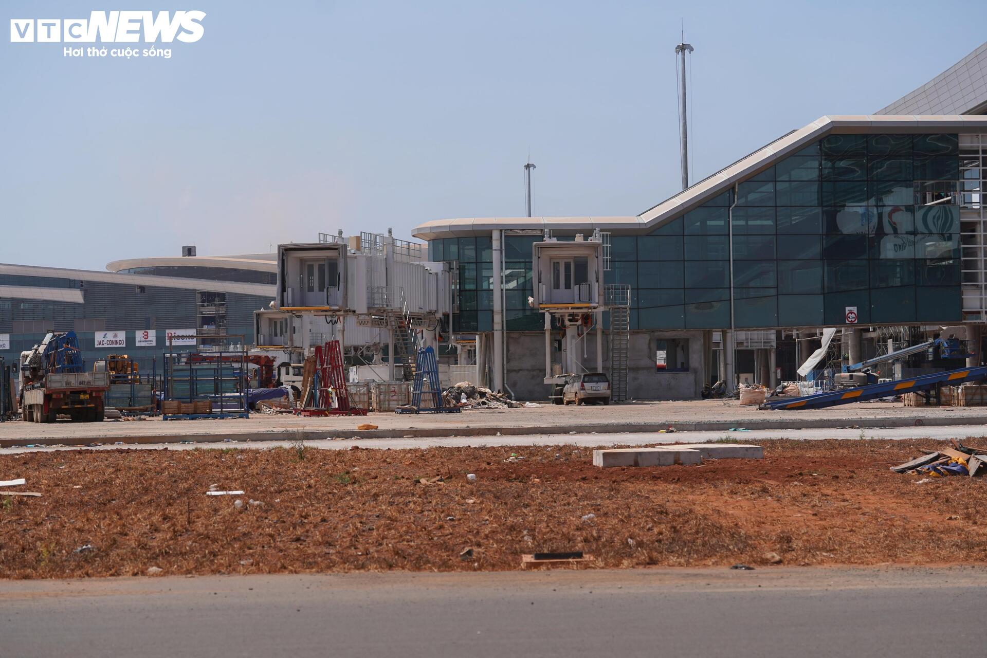 Cận cảnh sân bay Long Thành ngổn ngang, công nhân thưa thớt- Ảnh 8.