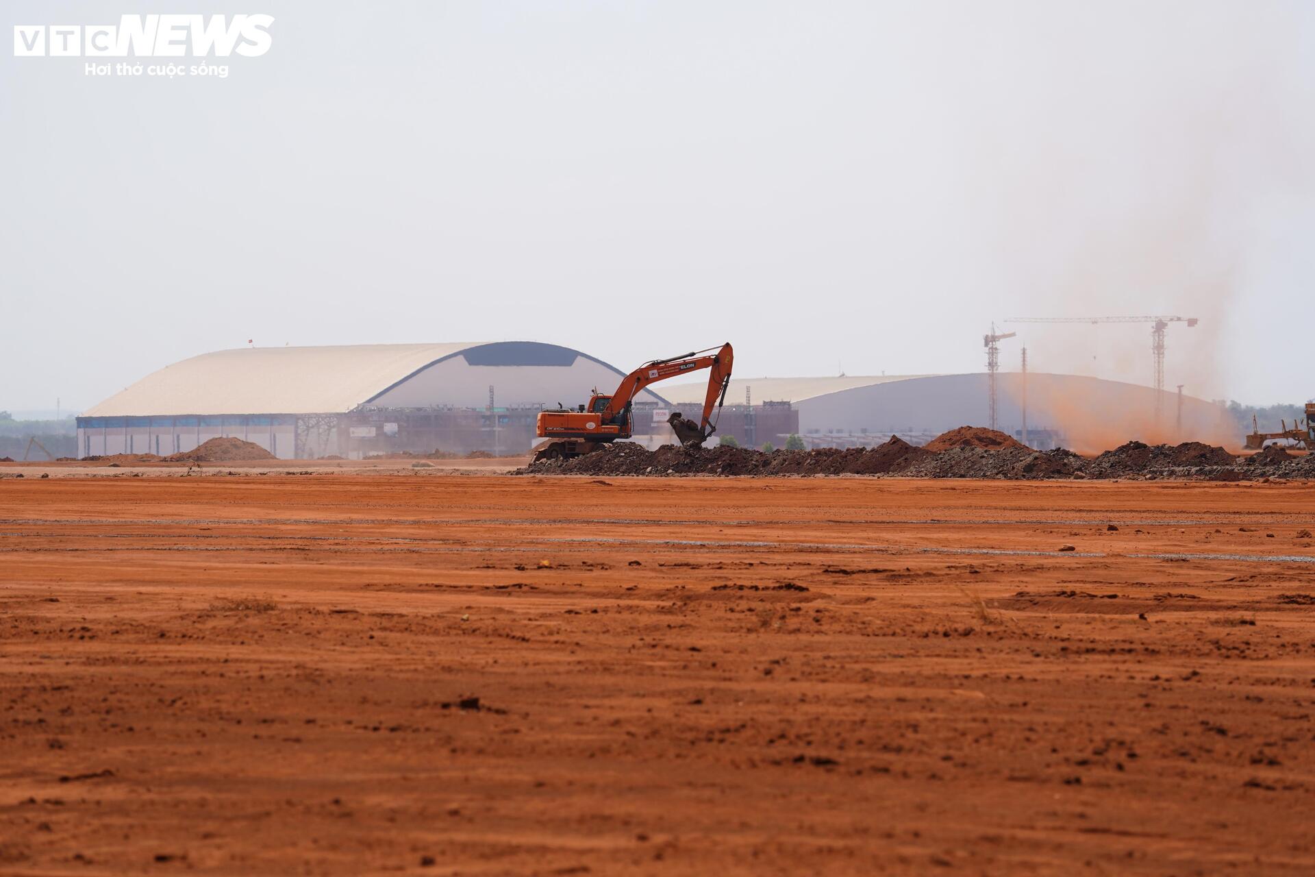 Cận cảnh sân bay Long Thành ngổn ngang, công nhân thưa thớt- Ảnh 12.