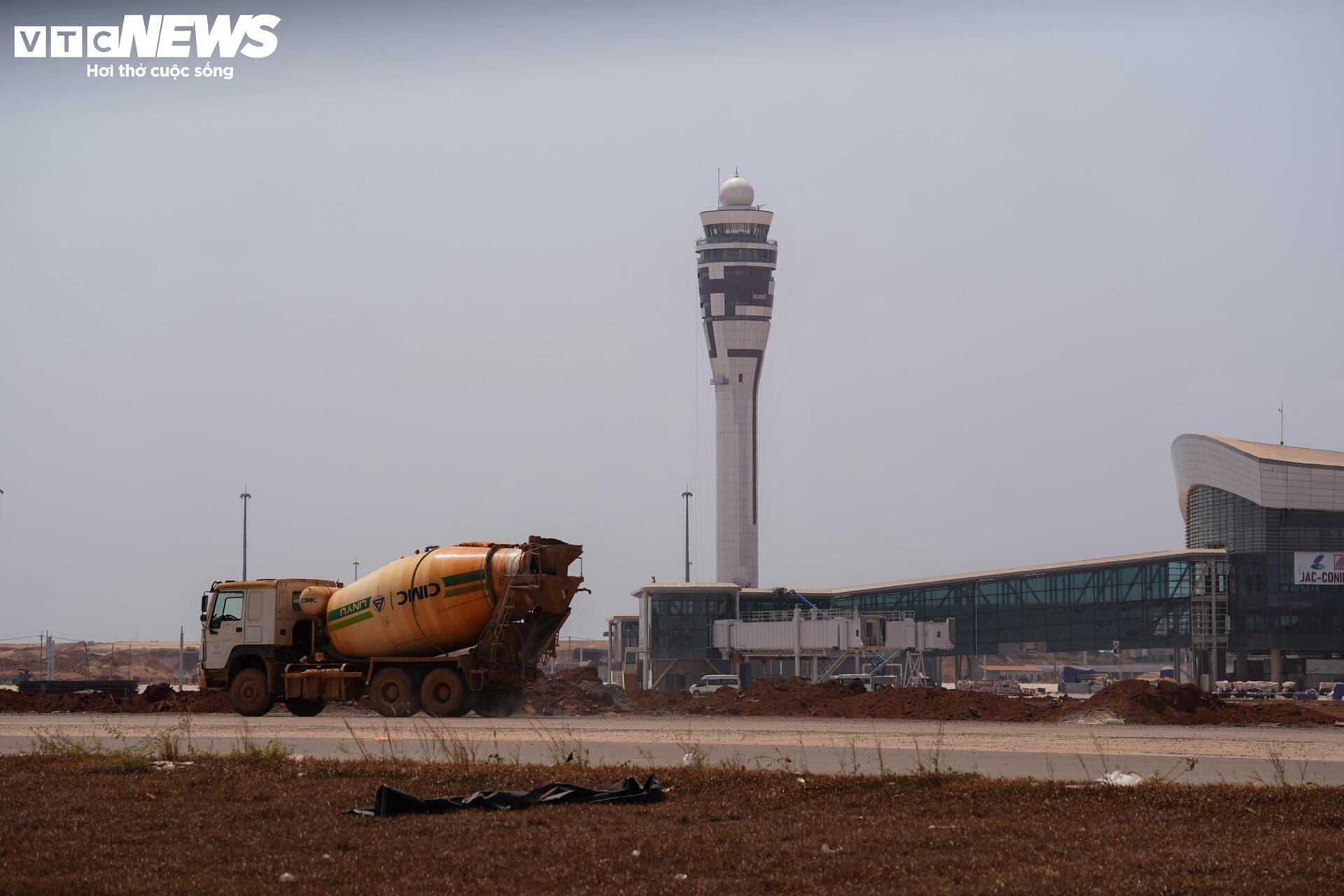 Cận cảnh sân bay Long Thành ngổn ngang, công nhân thưa thớt- Ảnh 5.