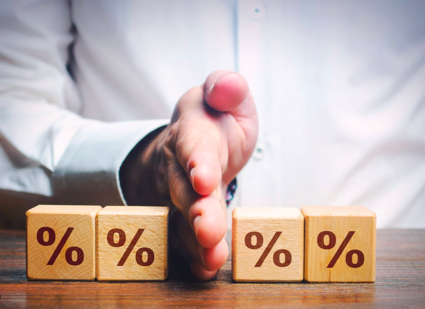 Cuộc họp chính sách đến gần, Fed cùng ngân hàng trung ương của các nước G7 sẽ điều chỉnh lãi suất thế nào trước cú sốc từ Iran?- Ảnh 1.