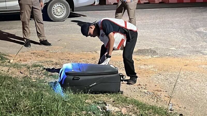 Phát hiện chiếc vali lạ trước cổng trường học, cảnh sát lập tức mở ra: Ai nấy kinh ngạc với thứ bên trong - Ảnh 1.