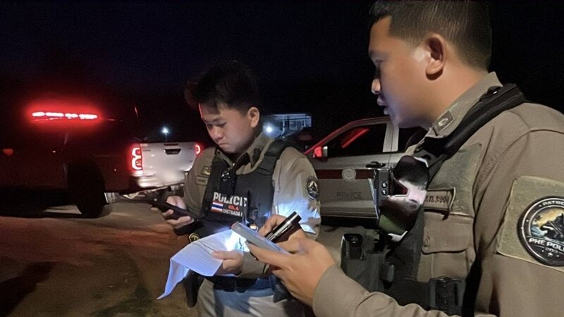 Phát hiện chiếc vali lạ trước cổng trường học, cảnh sát lập tức mở ra: Ai nấy kinh ngạc với thứ bên trong - Ảnh 2.