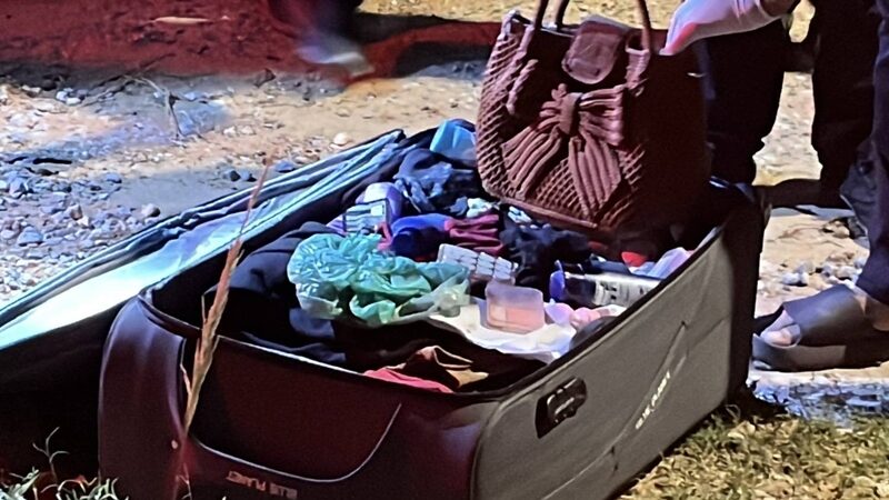 Phát hiện chiếc vali lạ trước cổng trường học, cảnh sát lập tức mở ra: Ai nấy kinh ngạc với thứ bên trong - Ảnh 3.