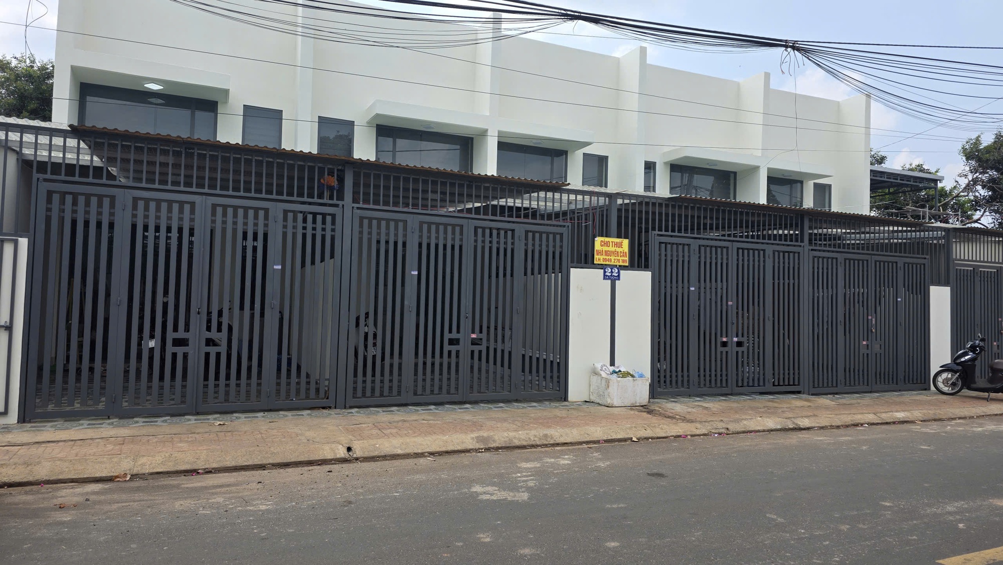 Vụ hành khách trên 2 xe bị “bỏ rơi” trong đêm: Văn phòng nhà xe bất ngờ tháo bảng hiệu - Ảnh 1.