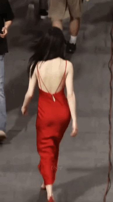 Mỹ nữ diện váy đỏ khoe lưng trần viral khắp xứ Trung: 1,4 tỷ dân khó ai làm lại- Ảnh 1.