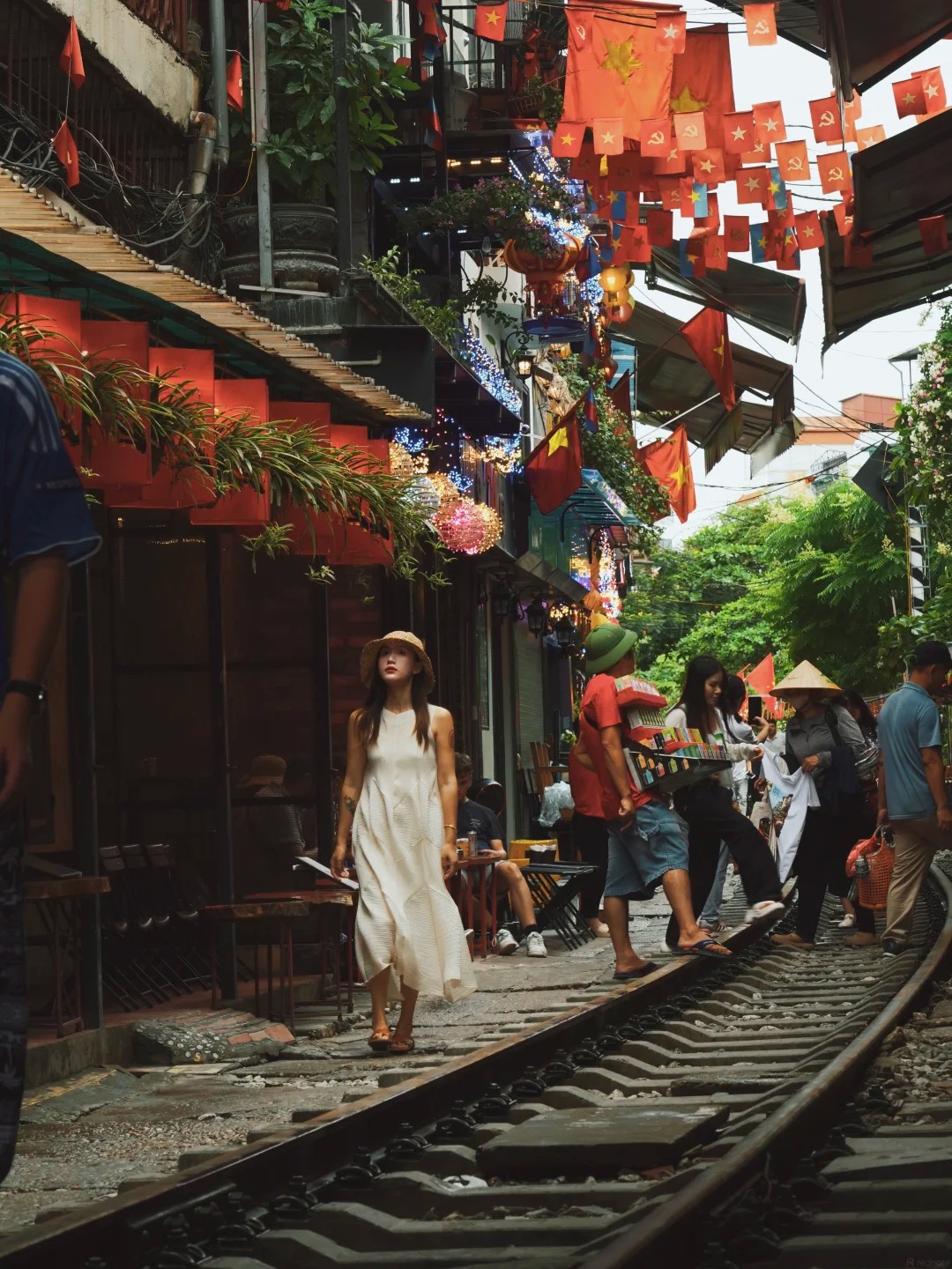 Khi tôi quyết định không đi đâu cả dịp 30/4: Tài khoản "còn nguyên", người không mệt và lần đầu thấy thành phố mình đang sống đẹp đến vậy- Ảnh 11.