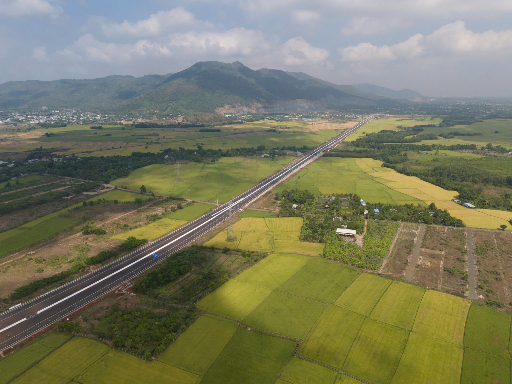 Cao tốc Biên Hòa - Vũng Tàu chốt thông xe dự án thành phần 2 và 3 đêm 29-4 - Ảnh 2.