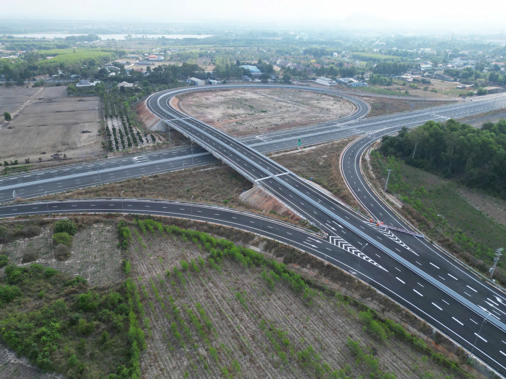 Cao tốc Biên Hòa - Vũng Tàu chốt thông xe dự án thành phần 2 và 3 đêm 29-4 - Ảnh 3.