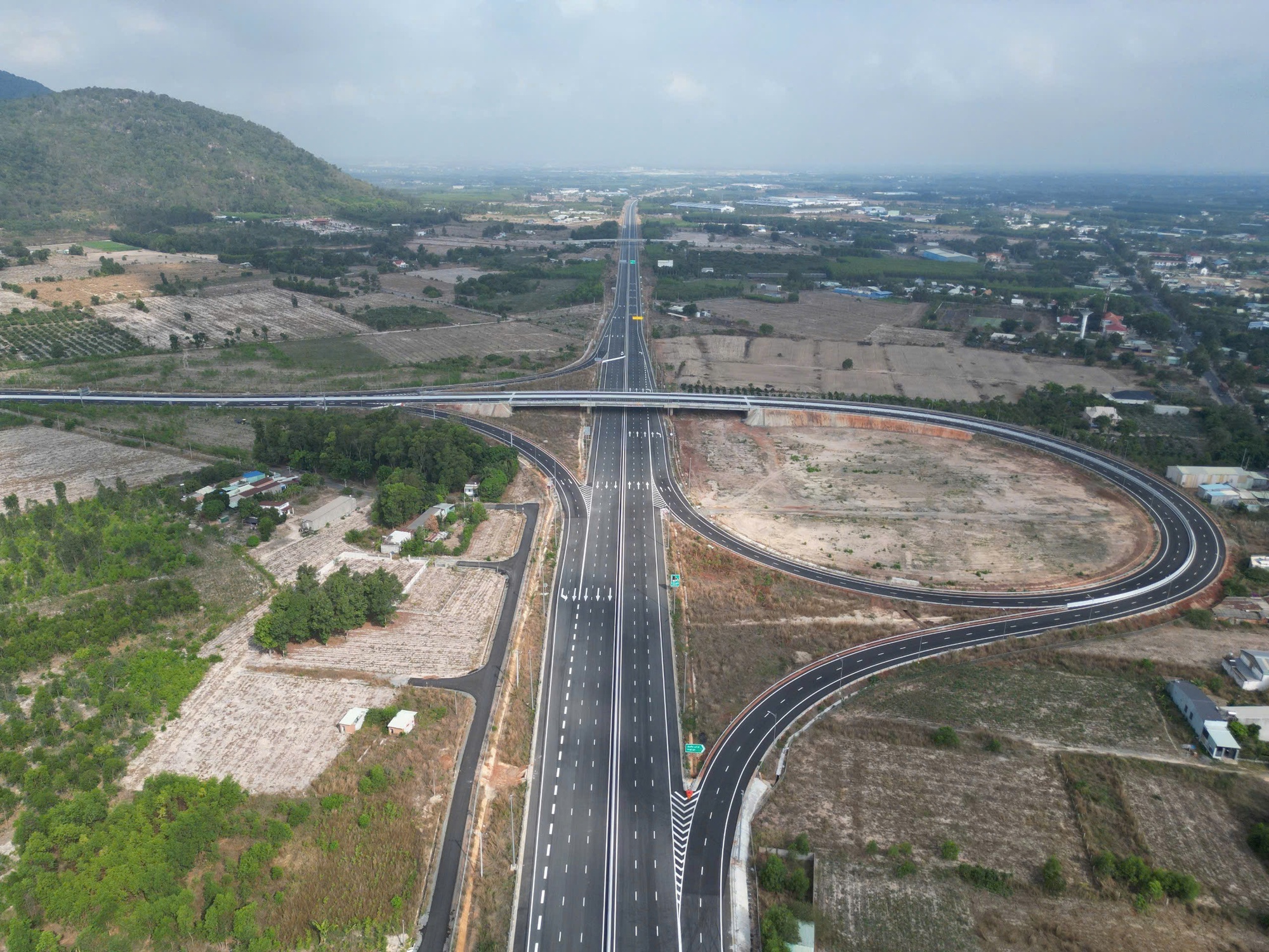 Cao tốc Biên Hòa - Vũng Tàu chốt thông xe dự án thành phần 2 và 3 đêm 29-4 - Ảnh 1.
