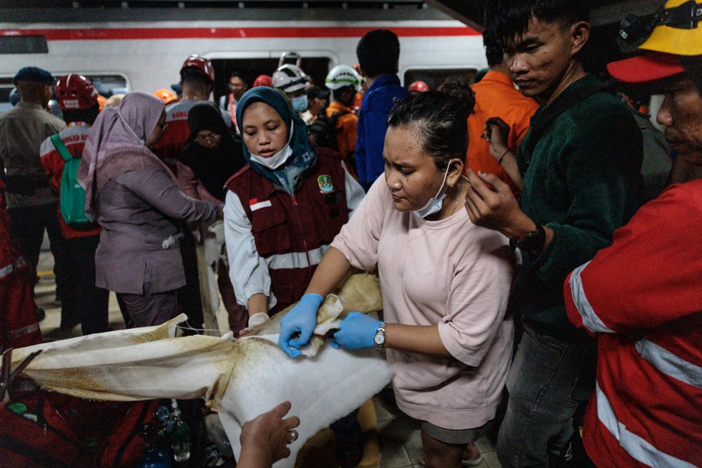 Hiện trường thảm kịch 2 tàu hỏa đâm nhau tại Indonesia: Ít nhất 7 người thiệt mạng, 81 người bị thương- Ảnh 8.