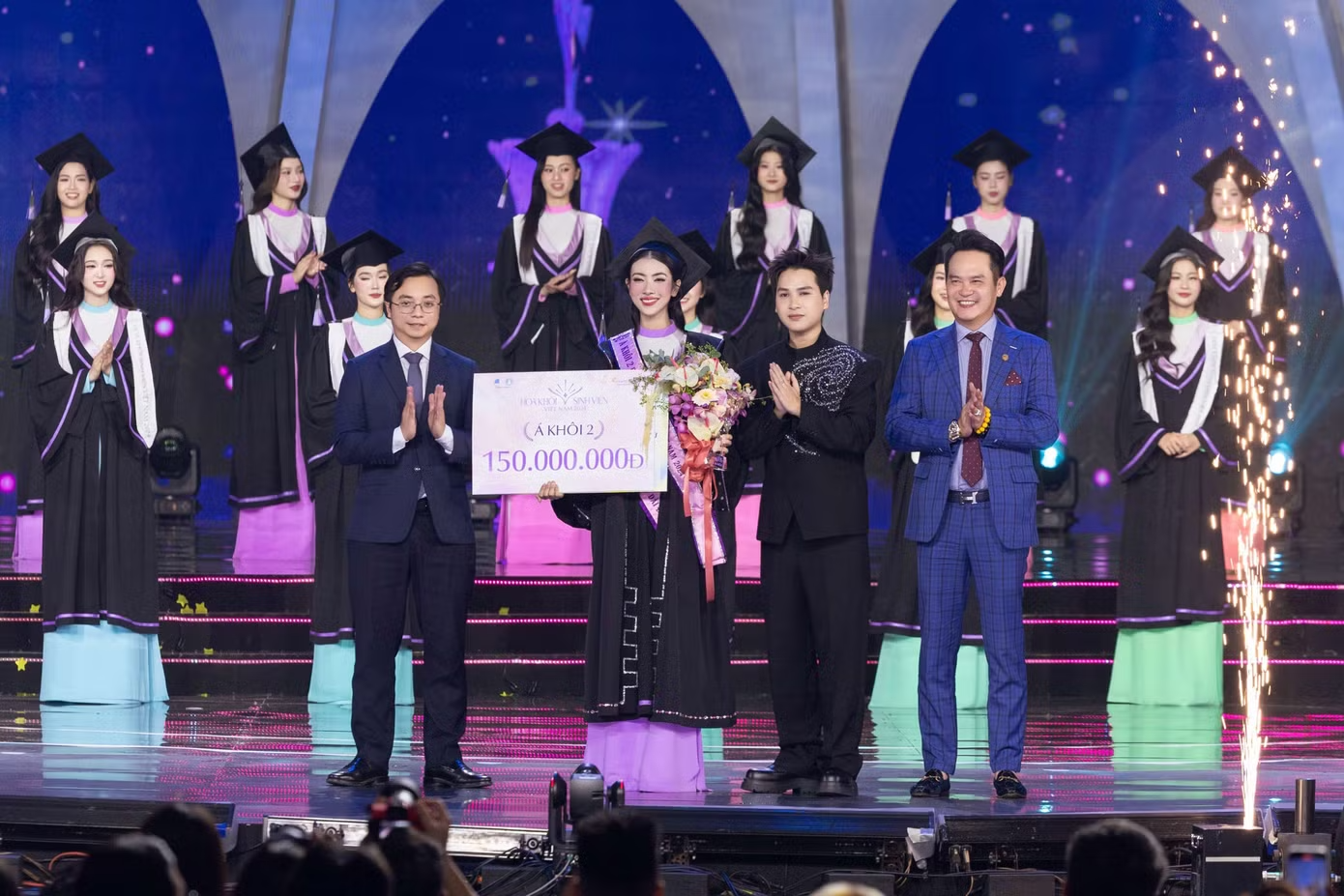 Danh tính cô gái "đổi giọng hát lấy tri thức" tại lễ tốt nghiệp đang viral: Là Á khôi cuộc thi danh tiếng! - Ảnh 3.