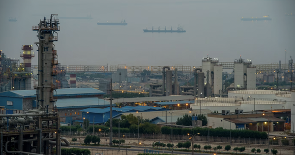 Không phải Trung Quốc, một quốc gia đang có gần 100 triệu thùng dầu không dùng đến, phải trữ trong cả 'kho rác' - Ảnh 1.